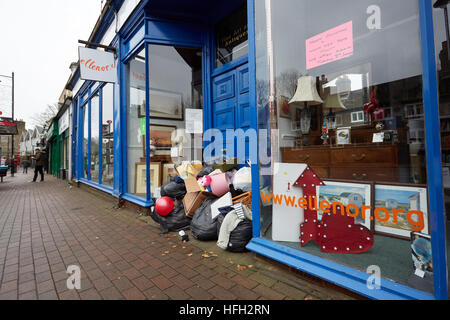 Bexley, UK, 31. Dezember 2016. Altes Spielzeug und Kleidung geworfen in Charity Shop Tür nach Weihnachten. Der Shop ist für drei Tage über die Feiertage geschlossen. Kredite; Steve Hickey/Alamy Live-Nachrichten. Bildnachweis: Steve Hickey/Alamy Live-Nachrichten Stockfoto