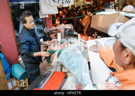 Die Leute kaufen traditionelles Essen (Osechi-Ryori) für die Feiern des neuen Jahres in der Gegend um Tsukiji-Fischmarkt am 31. Dezember 2016, Tokio, Japan. Viele Japaner feiern das neue Jahr durch Schlemmen auf Osechi-Ryori stammt in der Regel in einer speziellen lackierte Box namens Jubako. Die Tradition ist bekannt, dass in der Heian-Zeit begonnen haben. © Rodrigo Reyes Marin/AFLO/Alamy Live-Nachrichten Stockfoto