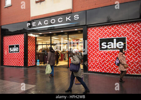 Pfauen Southport, Merseyside, UK. Silvester 31. Dezember, 2016. Schnäppchenjäger in der Chapel Street. Käufer nutzen Verkauf Rabatte von bis zu 50 % auf ausgewählte Ware. Credit: MediaWorldImages/Alamy leben Nachrichten Stockfoto