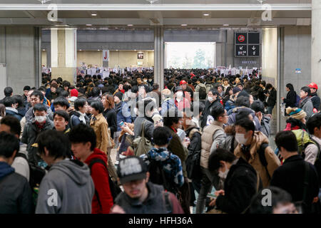 Tokio, Japan. 31. Dezember 2016. Besucher sammeln beim Comic Markt 91 (Comiket) Event in Tokyo Big Sight am 31. Dezember 2016, Tokio, Japan. Manga und Anime-Fans kamen in den frühen Morgenstunden am Eröffnungstag der lange 3-Tages-Veranstaltung. Zweimal jährlich im August und Dezember stattfinden, hat der Comiket Spiel, Manga, Anime und Cosplay Kultur seit seiner Gründung im Jahr 1975 propagiert. © Rodrigo Reyes Marin/AFLO/Alamy Live-Nachrichten Stockfoto