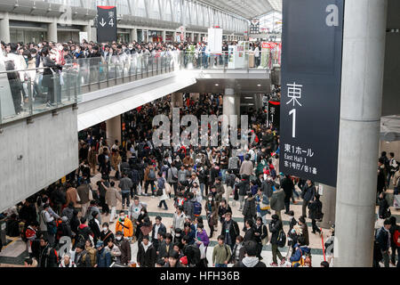 Tokio, Japan. 31. Dezember 2016. Besucher sammeln beim Comic Markt 91 (Comiket) Event in Tokyo Big Sight am 31. Dezember 2016, Tokio, Japan. Manga und Anime-Fans kamen in den frühen Morgenstunden am Eröffnungstag der lange 3-Tages-Veranstaltung. Zweimal jährlich im August und Dezember stattfinden, hat der Comiket Spiel, Manga, Anime und Cosplay Kultur seit seiner Gründung im Jahr 1975 propagiert. © Rodrigo Reyes Marin/AFLO/Alamy Live-Nachrichten Stockfoto