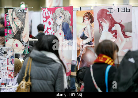 Tokio, Japan. 31. Dezember 2016. Besucher sammeln beim Comic Markt 91 (Comiket) Event in Tokyo Big Sight am 31. Dezember 2016, Tokio, Japan. Manga und Anime-Fans kamen in den frühen Morgenstunden am Eröffnungstag der lange 3-Tages-Veranstaltung. Zweimal jährlich im August und Dezember stattfinden, hat der Comiket Spiel, Manga, Anime und Cosplay Kultur seit seiner Gründung im Jahr 1975 propagiert. © Rodrigo Reyes Marin/AFLO/Alamy Live-Nachrichten Stockfoto