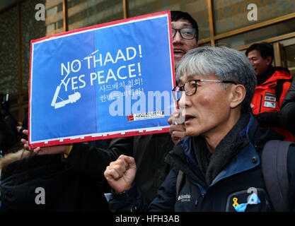 Seoul, Südkorea. 31. Dezember 2016. Menschen besuchen eine Kundgebung gegen den Einsatz von Terminal hohe Höhe Area Defense (THAAD) in Seoul, Südkorea, 31. Dezember 2016 zu protestieren. © Lee Sang-ho/Xinhua/Alamy Live-Nachrichten Stockfoto