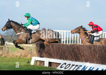 Cottenham Cambridgeshire UK 31. Dezember 2016. Reiter Wettbewerb beim Cambridgeshire Harriers Hunt Club Point to Point Rennen treffen. Es gab sieben Rennen auf dem Vorabend des neuen Jahres Pferd Rennen treffen. Kredit Julian Eales/Alamy Live-Nachrichten Stockfoto