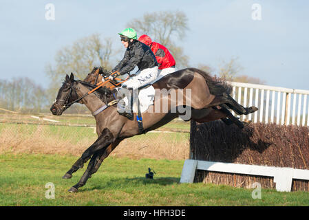 Cottenham Cambridgeshire UK 31. Dezember 2016. Reiter Wettbewerb beim Cambridgeshire Harriers Hunt Club Point to Point Rennen treffen. Es gab sieben Rennen auf dem Vorabend des neuen Jahres Pferd Rennen treffen. Kredit Julian Eales/Alamy Live-Nachrichten Stockfoto