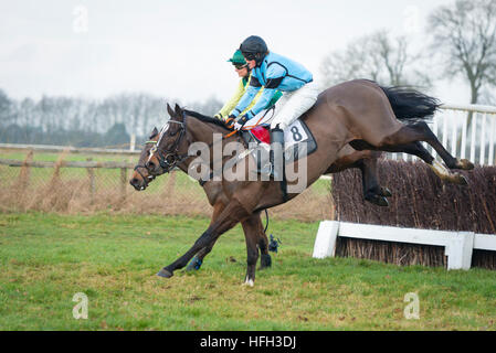 Cottenham Cambridgeshire UK 31. Dezember 2016. Reiter Wettbewerb beim Cambridgeshire Harriers Hunt Club Point to Point Rennen treffen. Es gab sieben Rennen auf dem Vorabend des neuen Jahres Pferd Rennen treffen. Kredit Julian Eales/Alamy Live-Nachrichten Stockfoto