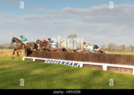 Cottenham Cambridgeshire UK 31. Dezember 2016. Reiter Wettbewerb beim Cambridgeshire Harriers Hunt Club Point to Point Rennen treffen. Es gab sieben Rennen auf dem Vorabend des neuen Jahres Pferd Rennen treffen. Kredit Julian Eales/Alamy Live-Nachrichten Stockfoto