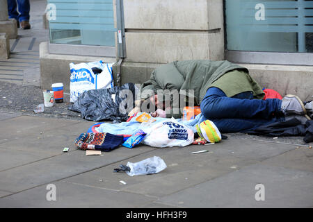 Manchester, UK. 31. Dezember 2016. Ein Obdachloser schläft auf der Straße in Manchester, zum 31. Dezember 2016 (C) Barbara Koch/Alamy Live News Stockfoto