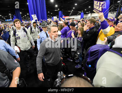 Atlanta, Georgia, USA. 31. Dezember 2016. CHRIS URSO | Times.Washington Huskies Cheftrainer Chris Petersen geht Vergangenheit Fans als er und sein Team für die Peach Bowl Samstag, 31. Dezember 2016 in Atlanta ankommen. Der Washington Huskies triffst Alabama Crimson Tide. © Chris Urso/Tampa Bay Times / ZUMA Draht/Alamy Live News Stockfoto