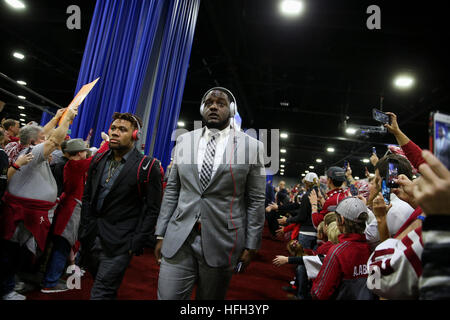 Atlanta, Georgia, USA. 31. Dez., durchschreitet das Küken Fil A Peach Bowl Fan Fest an das Georgia World Congress Center in der Innenstadt von Atlanta auf Samstag, 31. Dezember 2016 2016.Alabama Crimson Tide beleidigender Störungssucher Cam Robinson (74). Die Peach Bowl beginnt um 15:00 zwischen der Alabama Crimson Tide und der Washington Huskies. © Monica Herndon/Tampa Bay Times / ZUMA Draht/Alamy Live News Stockfoto