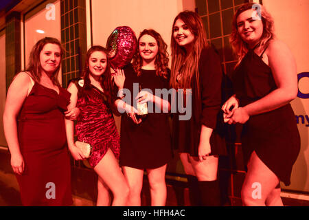 Aberystwyth, Wales, UK. Samstag 31 Dezember 2016/Sonntag 01 Jan 2017 A Gruppe junger Frauen aus Partys in Aberystwyth am letzten Tag der 2016, 2017 Neujahr Foto feiern © Keith Morris/Alamy Live-Nachrichten Stockfoto