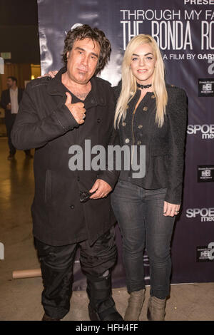 Jonathan Shaw, Mayra Dias Gomes besucht bei The Ronda Rousey Story Filmpremiere 30. Dezember 2016 in Chinesisch Mann Theater, Hollywood, Kalifornien. Stockfoto