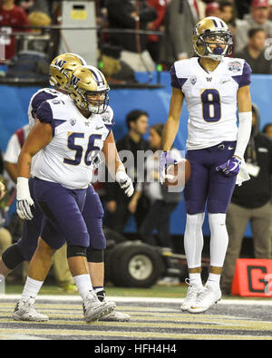 Atlanta, Georgia, USA. 31. Dezember 2016. CHRIS URSO | Times.Washington Huskies Wide Receiver Dante Pettis (8) feiert seinen ersten Halbjahr Touchdown als Teamkollege Washington Huskies beleidigender Störungssucher Nick Harris (56) vorbei gegen Alabama Crimson Tide Samstag, 31. Dezember 2016 in Atlanta läuft. © Chris Urso/Tampa Bay Times / ZUMA Draht/Alamy Live News Stockfoto