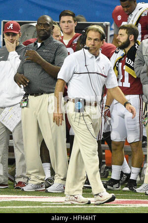 Atlanta, Georgia, USA. 31. Dezember 2016. CHRIS URSO | Times.Alabama Crimson Tide Trainer Nick Saban geht der Seitenlinie in der ersten Hälfte gegen Washington Huskies Samstag, 31. Dezember 2016 in Atlanta. © Chris Urso/Tampa Bay Times / ZUMA Draht/Alamy Live News Stockfoto