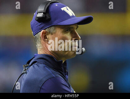 Atlanta, Florida, USA. 31. Dezember 2016. CHRIS URSO | Times.Washington Huskies Head Coach Chris Petersen Uhren spielen in der zweiten Hälfte gegen die Alabama Crimson Tide Samstag, 31. Dezember 2016 in Atlanta. © Chris Urso/Tampa Bay Times / ZUMA Draht/Alamy Live News Stockfoto