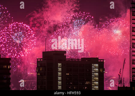 Feuerwerk auf der Southbank und Lichter auf den Shard markieren den Beginn des neuen Jahres von der Old Kent Road gesehen. London, 1. Januar 2017 Stockfoto