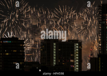 Feuerwerk auf der Southbank und Lichter auf den Shard markieren den Beginn des neuen Jahres von der Old Kent Road gesehen. London, 1. Januar 2017 Stockfoto