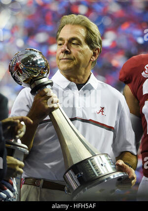 Atlanta, Georgia, USA. 31. Dezember 2016. CHRIS URSO | Times.Alabama Crimson Tide Trainer Nick Saban hält die Peach Bowl Trophäe nach der Alabama Crimson Tide der Washington Huskies 24-7 Samstag, 31. Dezember 2016 in Atlanta besiegt. © Chris Urso/Tampa Bay Times / ZUMA Draht/Alamy Live News Stockfoto