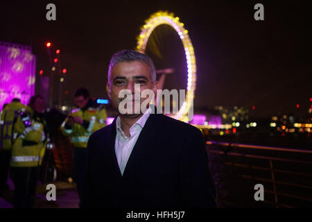 London, UK. 31. Dezember 2016. Londoner Bürgermeister Sadiq Khan finden Sie im neuen Jahr auf das jährliche Feuerwerk am River Thames, Großbritannien. Bildnachweis: Siehe Li/Alamy Live News Stockfoto