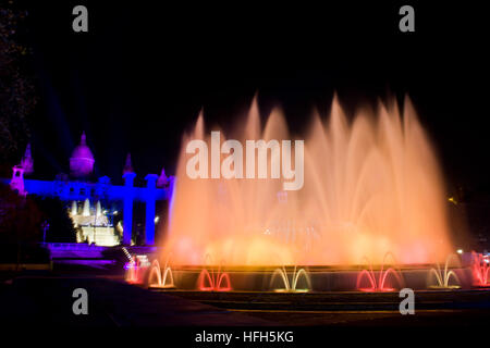 Barcelona, Katalonien, Spanien. 31. Dezember 2016. Montjuic Magic Fountains führen Sie eine Show aus Licht, Wasser und Farbe während Silvester in Barcelona. Bildnachweis: Jordi Boixareu/Alamy Live-Nachrichten Stockfoto