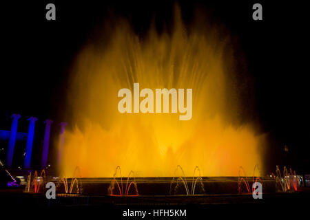 Barcelona, Katalonien, Spanien. 31. Dezember 2016. Montjuic Magic Fountains führen Sie eine Show aus Licht, Wasser und Farbe während Silvester in Barcelona. Bildnachweis: Jordi Boixareu/Alamy Live-Nachrichten Stockfoto