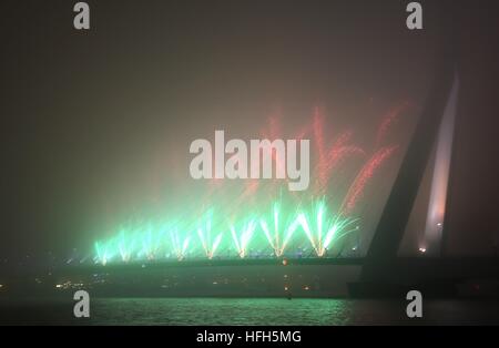 Rotterdam, Niederlande. 1. Januar 2017. Feuerwerke sind auf Erasmusbrücke in Rotterdam, die Niederlande, 1. Januar 2017 gesehen. © Gong Bing/Xinhua/Alamy Live-Nachrichten Stockfoto
