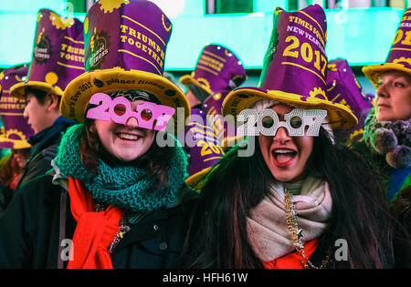 New York, USA. 31. Dezember 2016. Menschen besuchen das Neujahrsfest am Times Square in New York City in den Vereinigten Staaten am 31. Dezember 2016. © Li Rui/Xinhua/Alamy Live-Nachrichten Stockfoto