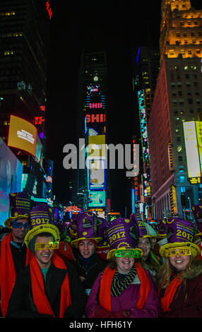 New York, USA. 31. Dezember 2016. Menschen besuchen das Neujahrsfest am Times Square in New York City in den Vereinigten Staaten am 31. Dezember 2016. © Li Rui/Xinhua/Alamy Live-Nachrichten Stockfoto