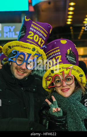 New York, USA. 31. Dezember 2016. Menschen besuchen das Neujahrsfest am Times Square in New York City in den Vereinigten Staaten am 31. Dezember 2016. © Li Rui/Xinhua/Alamy Live-Nachrichten Stockfoto
