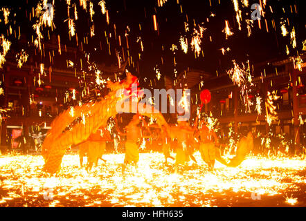 Chengdu, Provinz Sichuan. 31. Dezember 2016. Menschen führen Feuer Drachentanz inmitten funkelt, begrüßen das neue Jahr in Huanglongxi Township von Chengdu Stadt, Südwesten der chinesischen Provinz Sichuan, 31. Dezember 2016. © Qiu Haiying/Xinhua/Alamy Live-Nachrichten Stockfoto