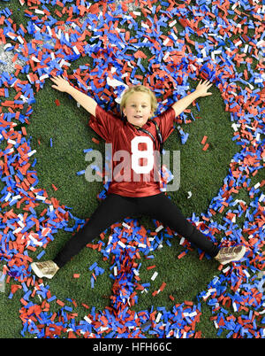 Atlanta, Florida, USA. 31. Dezember 2016. Lucy Cochran, 5, macht einen Konfetti-Engel nach dem Alabama Crimson Tide der Washington Huskies 24-7 Samstag, 31. Dezember 2016 in Atlanta besiegt. © Chris Urso/Tampa Bay Times / ZUMA Draht/Alamy Live News Stockfoto