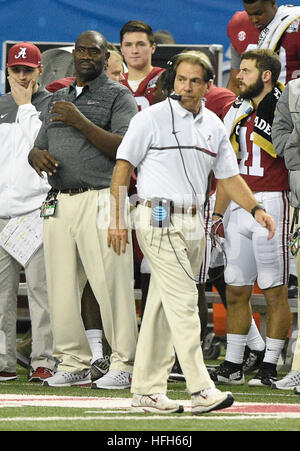 Atlanta, Florida, USA. 31. Dezember 2016. CHRIS URSO | Times.Alabama Crimson Tide Trainer Nick Saban geht der Seitenlinie in der ersten Hälfte gegen Washington Huskies Samstag, 31. Dezember 2016 in Atlanta. © Chris Urso/Tampa Bay Times / ZUMA Draht/Alamy Live News Stockfoto