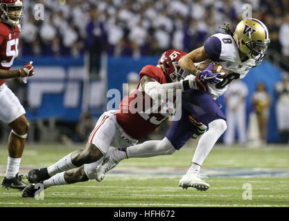 Atlanta, Florida, USA. 31. Dezember 2016. MONICA HERNDON | Times.Alabama Crimson Tide defensive back Ronnie Harrison (15) Haltestellen Washington Huskies Wide Receiver Dante Pettis (8) im vierten Quartal die Küken Fil A Peach Bowl im Georgia Dome in der Innenstadt von Atlanta auf Samstag, 31. Dezember 2016. Alabama besiegte Washington, 24 bis 7. © Monica Herndon/Tampa Bay Times / ZUMA Draht/Alamy Live News Stockfoto