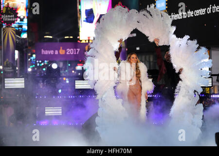New York, USA. 31. Dezember 2016. Sängerin Mariah Carey führt während des Neujahrs Feier zeitweise Square in New York, Vereinigte Staaten, 31. Dezember 2016. Silvester Feier wurde zeitweise statt rechtwinklig aus der Nacht des 31. Dezember 2016 zum 1. Januar 2017, ein bekannte traditionelle Ereignis, das erwartet wird, Hunderte von Zuschauern aus den Vereinigten Staaten und anderen Teilen der Welt zu zeichnen. © Wang Ying/Xinhua/Alamy Live-Nachrichten Stockfoto