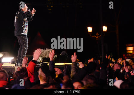 Berlin, Deutschland. 31. Dezember 2016. US amerikanische Sänger Jermaine Jackson führt auf der Bühne vor dem Brandenburger Tor in Berlin, Deutschland, 31. Dezember 2016. Die Veranstalter auf die Berliner Partymeile am Brandenburger Tor erwarten Hunderttausende von Besuchern für die Silvester Feier. Foto: Jens Kalaene/Dpa-Zentralbild/Dpa/Alamy Live News Stockfoto