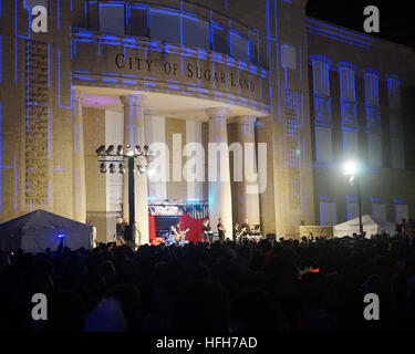 Houston, USA. 31. Dezember 2016. Menschen besuchen eine Neujahrsfeier auf Sugar Land Marktplatz in Houston, Texas, USA, 31. Dezember 2016. © Zhong Jia/Xinhua/Alamy Live-Nachrichten Stockfoto