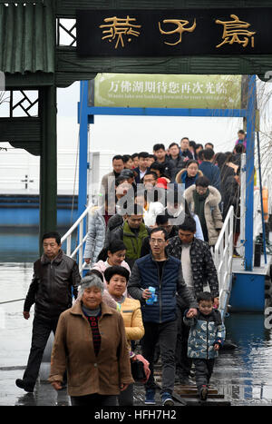 Hefei, China Anhui Provinz. 1. Januar 2017. Touristen besuchen das malerische Wanfo Seengebiet im Shucheng County, der ostchinesischen Provinz Anhui, 1. Januar 2017. © Tao Ming/Xinhua/Alamy Live-Nachrichten Stockfoto