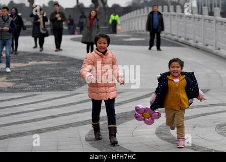 Hefei, China Anhui Provinz. 1. Januar 2017. Kinder vergnügen sich am malerischen Wanfo Seengebiet im Shucheng County, der ostchinesischen Provinz Anhui, 1. Januar 2017. © Tao Ming/Xinhua/Alamy Live-Nachrichten Stockfoto