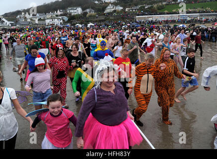 Neujahrs Tag schwimmen. "Lyme Longe", "Lyme Regis", Dorset, Großbritannien Stockfoto