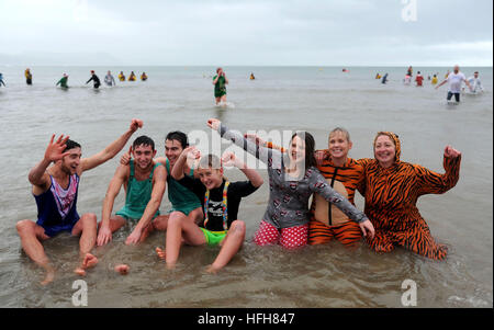 Neujahrs Tag schwimmen. "Lyme Longe", "Lyme Regis", Dorset, Großbritannien Stockfoto
