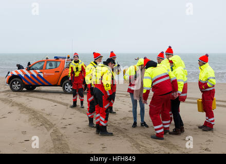 Rockanje, Niederlande. 1. Januar 2017. Rettungsschwimmer Standby für die traditionellen neu Jahren Tauchen am 1. Januar 2017. Silvester-Tauchgang ist eine Traditon zum Start ins neue Jahr Credit: Chris Willemsen/Alamy Live-Nachrichten Stockfoto