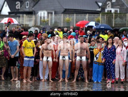 Neujahrs Tag schwimmen. "Lyme Longe", "Lyme Regis", Dorset, Großbritannien Stockfoto