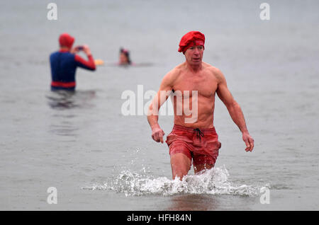 Neujahrs Tag schwimmen. "Lyme Longe", "Lyme Regis", Dorset, Großbritannien Stockfoto