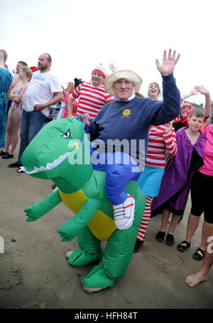 Neujahrs Tag schwimmen. "Lyme Longe", "Lyme Regis", Dorset, Großbritannien Stockfoto