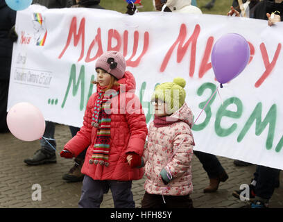 Kiew, Ukraine. 1. Januar 2017. Kinder tragen die Kugeln, wie sie "Friedensmarsch" im Zentrum von Kiew, Ukraine, am 1. Dezember 2017 teilnehmen. Der Marsch gewidmet Weltfriedenstag, während die Gläubigen Aufruf zu stoppen alle Kriege und Frieden auf Erden zu verleihen. © Serg Glovny/ZUMA Draht/Alamy Live-Nachrichten Stockfoto