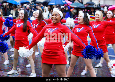 Westminster, London und London, UK, 1. Januar 2017, Varsity alle amerikanischen Cheerleader Tänzer & Geist Performer, London Neujahr Parade Tag 2017, Credit: Richard Soans/Alamy Live-Nachrichten Stockfoto