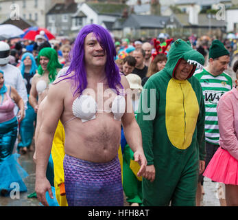 Hunderte erwies sich im Kostüm trotz Regen zur Teilnahme an der "Lyme Longe" - Tag des neuen Jahres schwimmen in Lyme Regis 2016 Stockfoto