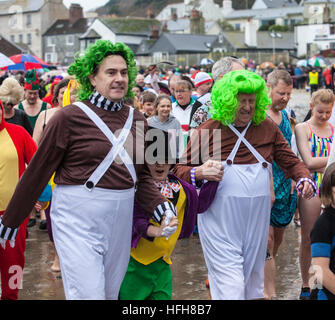 Hunderte erwies sich im Kostüm trotz Regen zur Teilnahme an der "Lyme Longe" - Tag des neuen Jahres schwimmen in Lyme Regis 2016 Stockfoto
