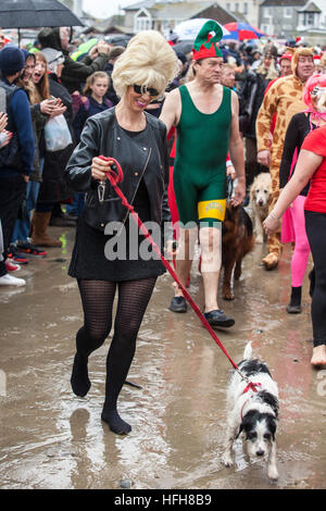 Hunderte erwies sich im Kostüm trotz Regen zur Teilnahme an der "Lyme Longe" - Tag des neuen Jahres schwimmen in Lyme Regis 2016 Stockfoto