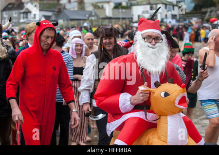 Hunderte erwies sich im Kostüm trotz Regen zur Teilnahme an der "Lyme Longe" - Tag des neuen Jahres schwimmen in Lyme Regis 2016 Stockfoto